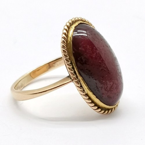 563 - Antique unmarked gold (touch test as 14ct) ring set with cabochon amethyst total weight 2.74g - amet... 