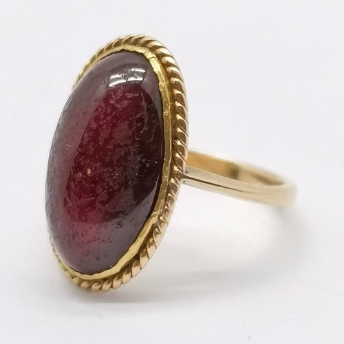 563 - Antique unmarked gold (touch test as 14ct) ring set with cabochon amethyst total weight 2.74g - amet... 