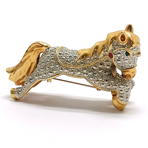 564 - Vintage large gold / silver tone horse brooch / shoulder detail - 10cm long & 147g - no obvious dama... 