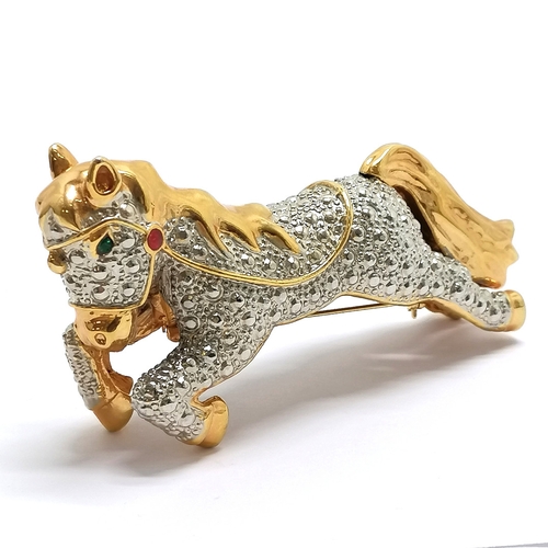 564 - Vintage large gold / silver tone horse brooch / shoulder detail - 10cm long & 147g - no obvious dama... 