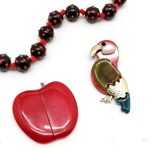 567 - Qty of Vintage plastics inc red apple buckle, parrot brooch, bead necklace, earrings & horse brooch ... 