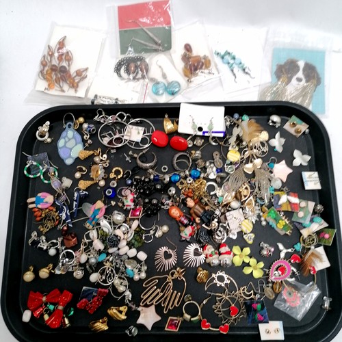 571 - Qty of costume jewellery earrings - mostly pairs of earrings, brooches etc - SOLD ON BEHALF OF THE N... 