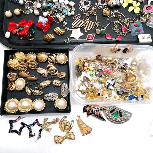 571 - Qty of costume jewellery earrings - mostly pairs of earrings, brooches etc - SOLD ON BEHALF OF THE N... 