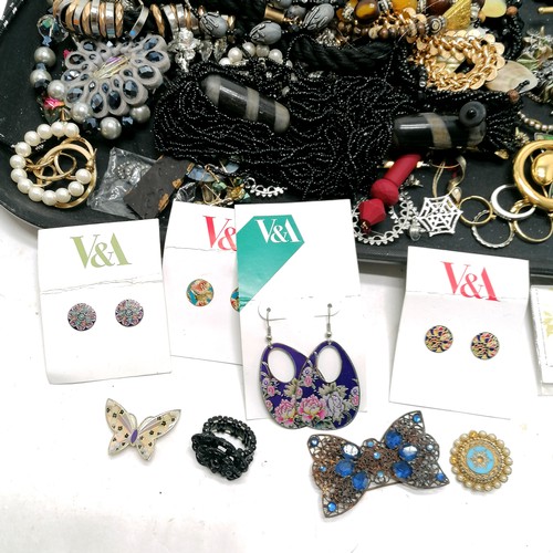 573 - Qty of costume jewellery inc V&A earrings, costume rings, brooches etc - SOLD ON BEHALF OF THE NEW B... 