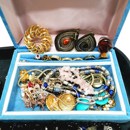 573 - Qty of costume jewellery inc V&A earrings, costume rings, brooches etc - SOLD ON BEHALF OF THE NEW B... 