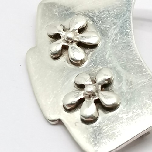 603 - Leonore Doskow sterling silver brooch with flower detail - 26mm drop & 4.4g