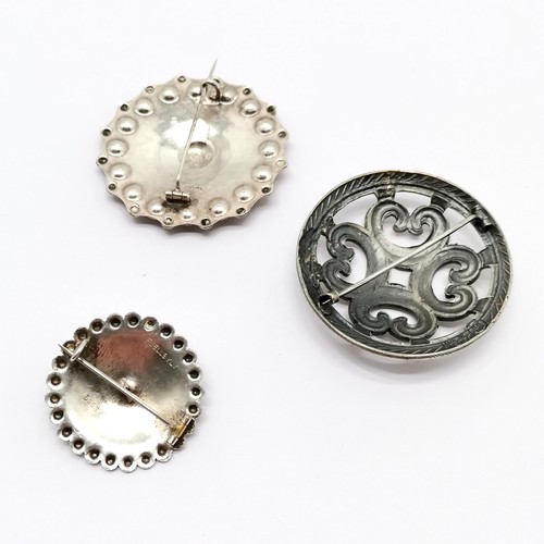 605 - 3 x Scandinavian silver brooches - 1 marked Fjellsylv & largest made in Finland 48mm in diameter ~ t... 