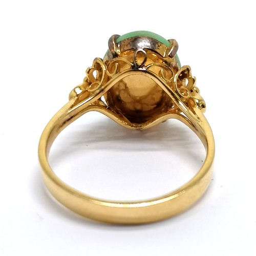 620 - 20ct (850 marked) gold jade stone set ring - size N & 4.1g total weight