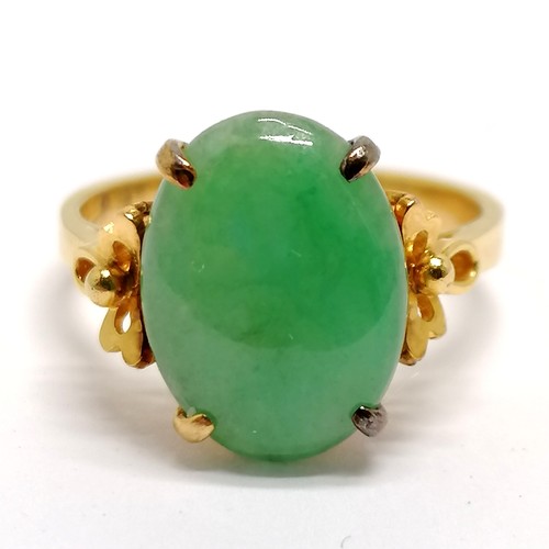 620 - 20ct (850 marked) gold jade stone set ring - size N & 4.1g total weight