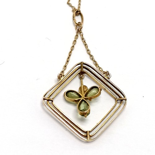 624 - Antique 9ct marked gold peridot & pearl pendant on a 9ct marked gold 46cm chain - total weight 2.9g