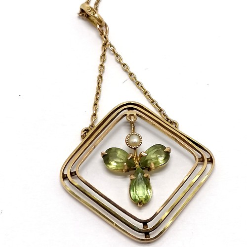 624 - Antique 9ct marked gold peridot & pearl pendant on a 9ct marked gold 46cm chain - total weight 2.9g