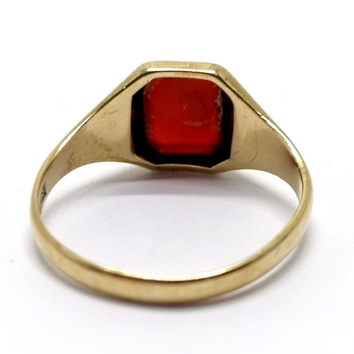 627 - 9ct hallmarked gold cornelian stone set signet ring - size P & 2.4g total weight