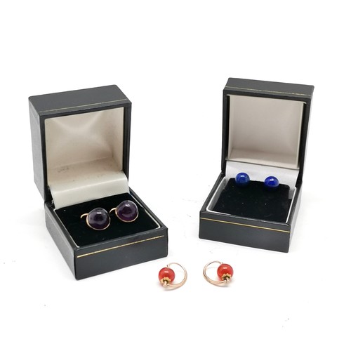 640 - 3 x pairs of 9ct gold earrings - lapis, amethyst (clip-ons) & agate ~ total weight (lot) 9.5g