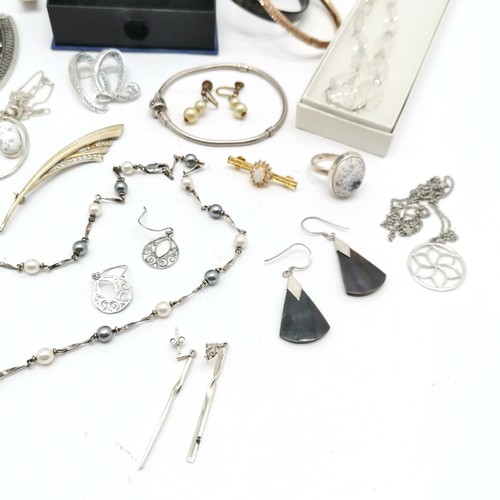 642 - Qty of silver marked jewellery (some boxed) inc blue stone ring / earrings, modern gilt panel brooch... 