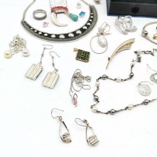 642 - Qty of silver marked jewellery (some boxed) inc blue stone ring / earrings, modern gilt panel brooch... 