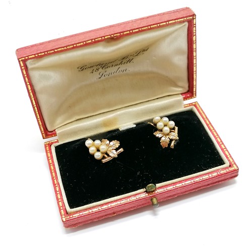 648 - Pair of 9ct hallmarked gold pearl set grapevine detail screw back earrings in Gowland (Cornhill, Lon... 