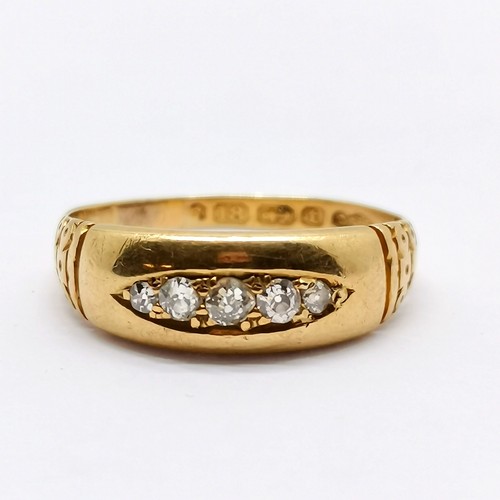 667 - Antique 18ct hallmarked gold 5 stone diamond ring with engraved detail to shoulders - size P & 3.1g ... 