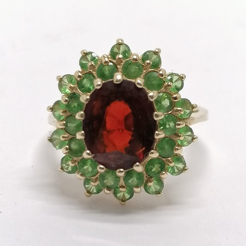 691 - 14ct hallmarked gold green & red garnet cluster ring - size O & 5.3g total weight