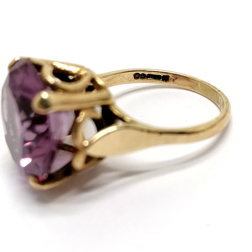 695 - 9ct hallmarked gold alexandrite set ring with heart shaped detail to mount - size O & 5.9g total wei... 