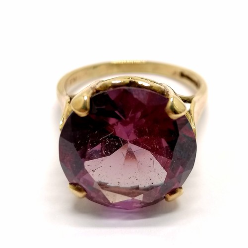 695 - 9ct hallmarked gold alexandrite set ring with heart shaped detail to mount - size O & 5.9g total wei... 