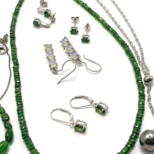 714 - Qty of silver jewellery inc emerald bead necklace (42cm), baroque pearl, earrings etc - total weight... 