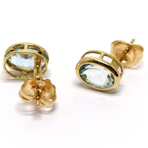 717 - 18ct hallmarked gold oval aquamarine stone set earrings - 1.3g total weight ~ head of earring approx... 