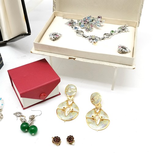 753 - Qty of boxed jewellery inc gold tone Grosse necklet, Harrods flower brooch, Berébi earrings (6cm) et... 