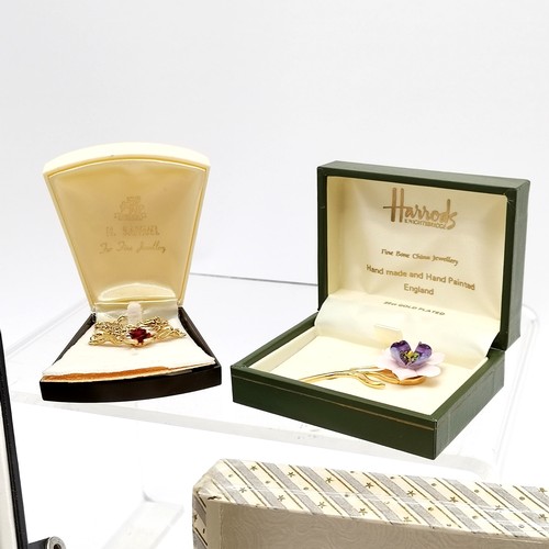 753 - Qty of boxed jewellery inc gold tone Grosse necklet, Harrods flower brooch, Berébi earrings (6cm) et... 