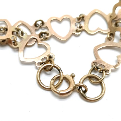 769 - 9ct marked gold heart link bracelet - 18cm long & 3.4g