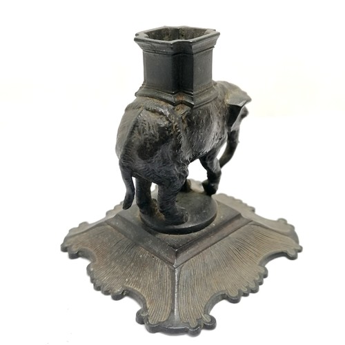 210 - Antique cast iron table vesta in the form of an elephant and castle - 7cm high with no obvious damag... 