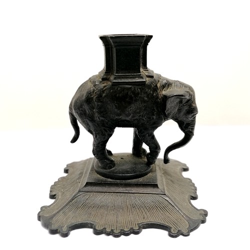 210 - Antique cast iron table vesta in the form of an elephant and castle - 7cm high with no obvious damag... 