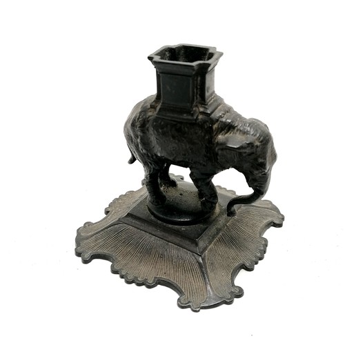 210 - Antique cast iron table vesta in the form of an elephant and castle - 7cm high with no obvious damag... 