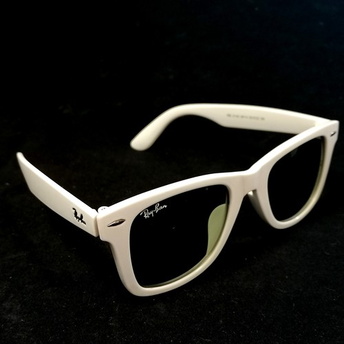 211 - Ray-ban vintage wayfarer white framed sunglasses RB2140