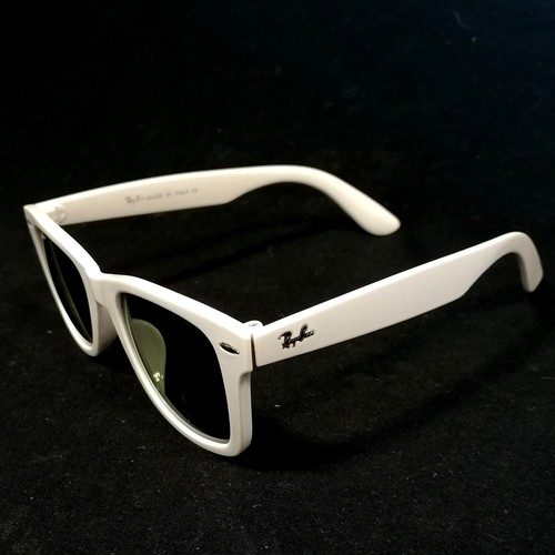 211 - Ray-ban vintage wayfarer white framed sunglasses RB2140