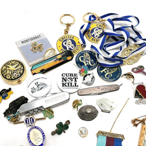 318 - Small qty of badges etc inc silver penknife (a/f), silver Coventry Guild Weavers, Chelsea young blue... 