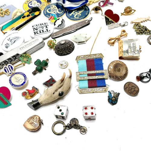 318 - Small qty of badges etc inc silver penknife (a/f), silver Coventry Guild Weavers, Chelsea young blue... 