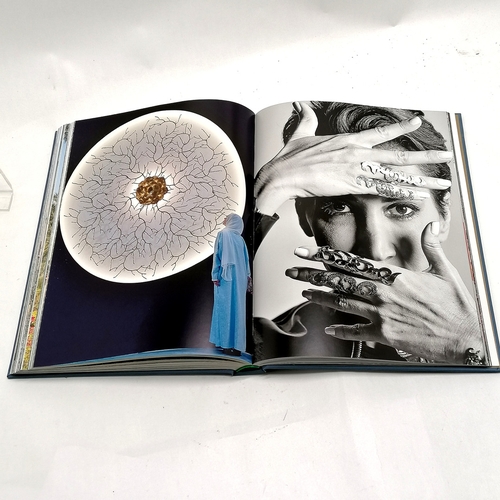 343 - Assouline 'Dubai Wonder' coffee table book 33cm x 25cm.
- has a tear to the inside of the back cover... 