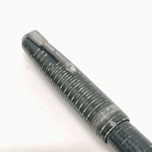 410 - 1930's Parker vacumatic fountain pen with grey striated body and lid with original 14K parker Voluma... 