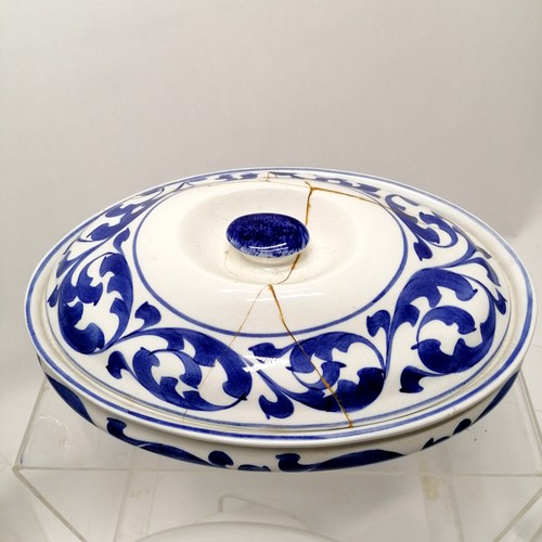 432 - Norman Frank (114 Baker St) qty of blue / white plates + 1 bowl (21cm diameter) ~ some staining othe... 