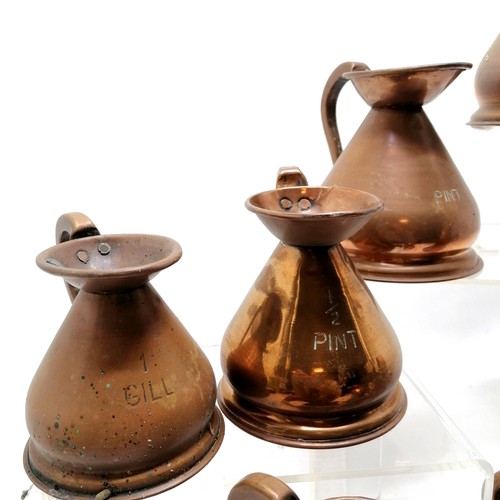 438 - Graduated set of 7 x copper vintage harvest jugs t/w copper kettle (26cm high)