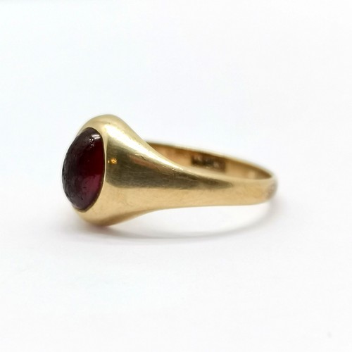 687 - Small 9ct hallmarked gold cabochon garnet stone set ring - size G½ & 2g ~ stone has wear