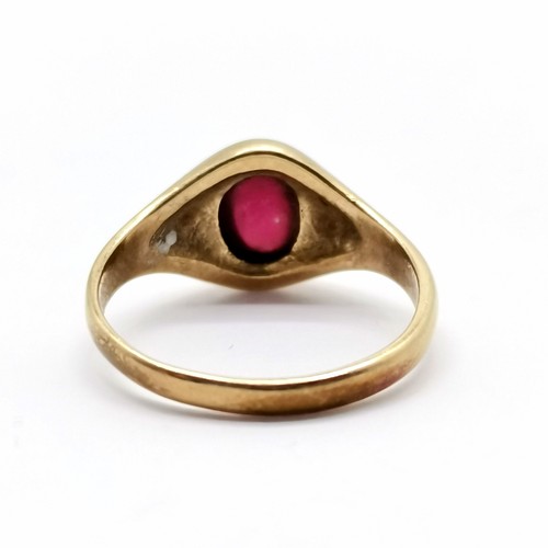 687 - Small 9ct hallmarked gold cabochon garnet stone set ring - size G½ & 2g ~ stone has wear