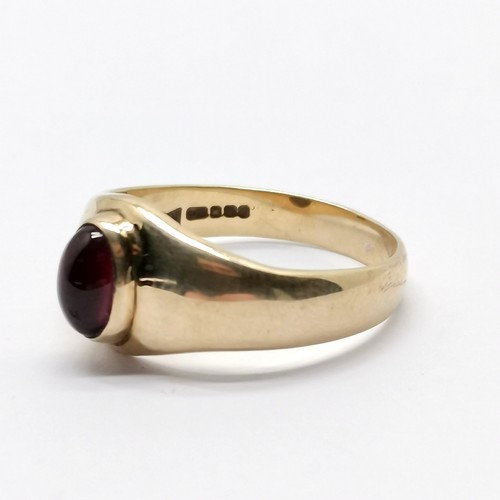 686 - 9ct hallmarked gold cabochon garnet stone set ring - size O½ & 3.7g total weight