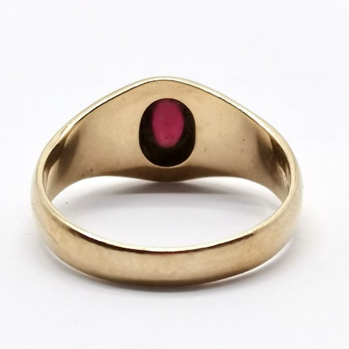 686 - 9ct hallmarked gold cabochon garnet stone set ring - size O½ & 3.7g total weight