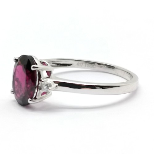 700 - 9ct hallmarked white gold garnet & white stone set ring - size P½ & 2.2g total weight