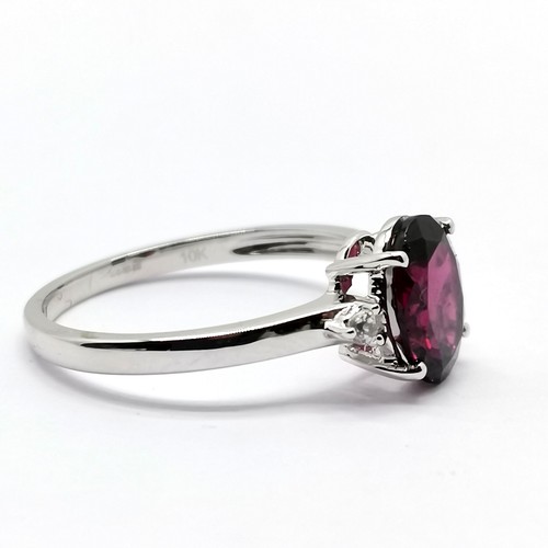 700 - 9ct hallmarked white gold garnet & white stone set ring - size P½ & 2.2g total weight