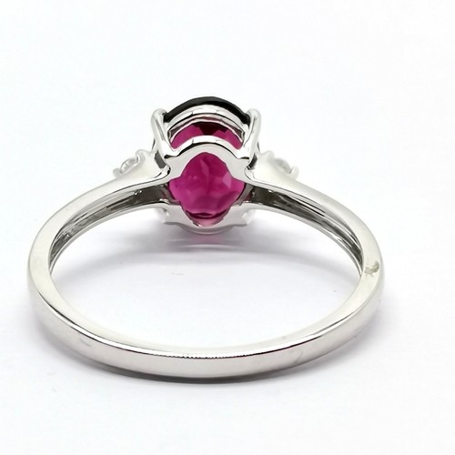 700 - 9ct hallmarked white gold garnet & white stone set ring - size P½ & 2.2g total weight