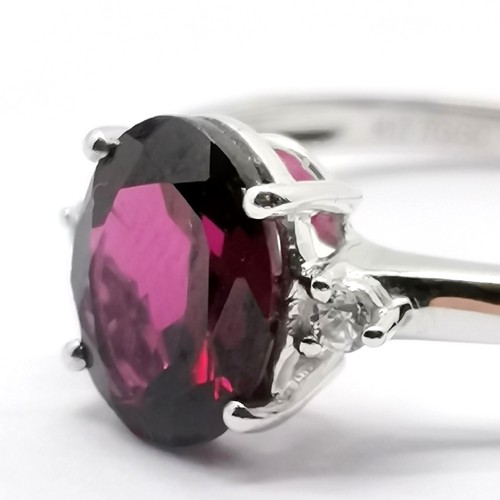 700 - 9ct hallmarked white gold garnet & white stone set ring - size P½ & 2.2g total weight