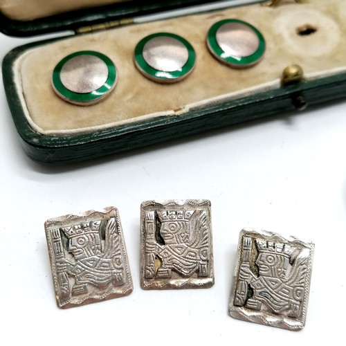 664 - Qty of silver - 2 cupid buttons, 3 x Peru buttons, part cased silver & enamel button set, stag tie s... 