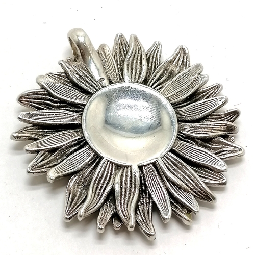 727 - Sterling silver sunflower pendant - 6cm diameter & 26g.